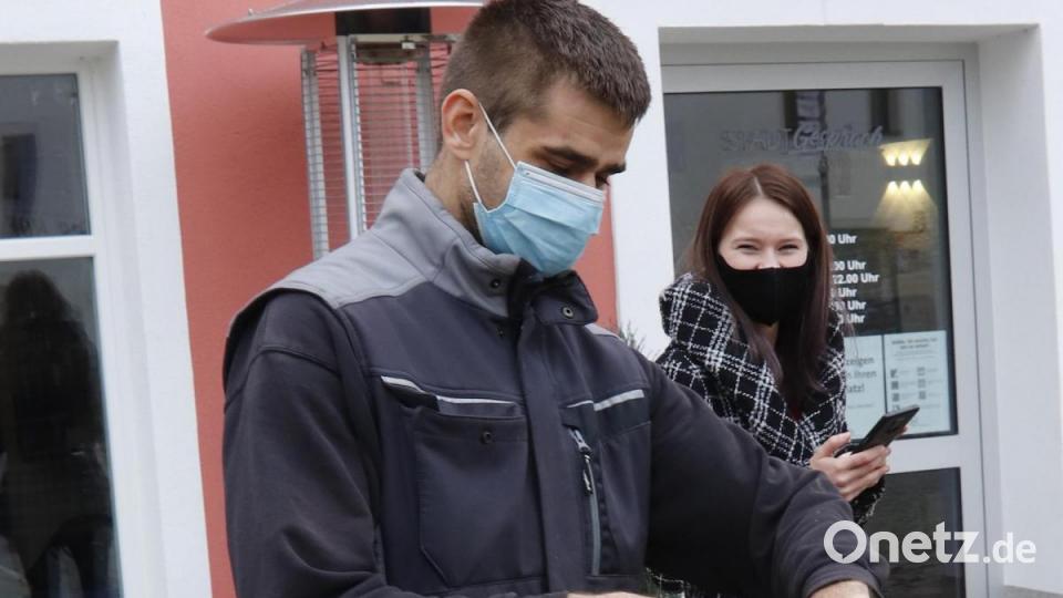 Die Bestellungen werden ziemlich flott ausgeführt und im Freien an die Kunden übergeben. Bild: mfh