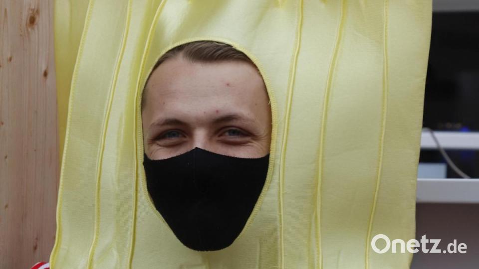 Alexander Schulze vom Stadtgespräch hat kein Problem, das Pommes-Frites-Kostüm anzuziehen. Immerhin war ja auch Faschingsanfang. Bild: mfh