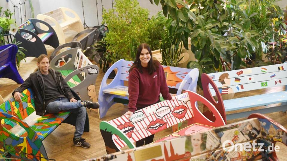 Nico Erhardt und Johanna Grillenbeck (Praktikantin) vom Jugendzentrum in Weiden bereiten die Ausstellung der 30 bunten Bänke vor. Bild: Gabi Schönberger