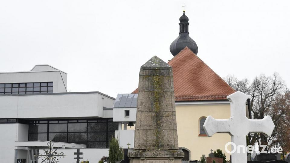 Der gewaltige Obelisk mit Inschriften in französischer, russischer und italienischer Sprache erinnert im Kümmersbrucker Friedhof an das Kriegsgefangenenlager, das von 1914 bis 1918 existierte. Bild: Petra Hartl