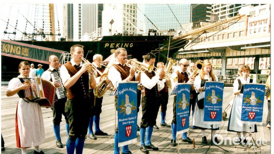 In New York gab es im Jahr 2002 nach der Steuben-Parade ein Standkonzert der Birgländer Musikanten. Bild: mag