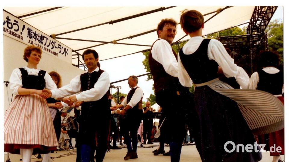 Im japanischen Kumamoto zeigen die Birgländer im Juni 1991Volkstänze. Bild: mag