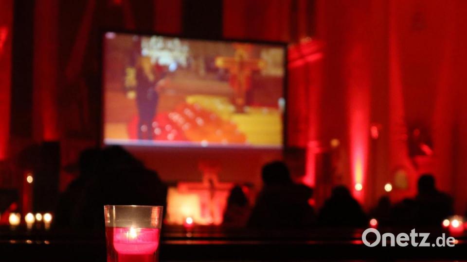 Die Kirche St. Emmeram wurde in rotes Licht getaucht. Es herrschte eine einzigartige Atmosphäre. Bild: wrm
