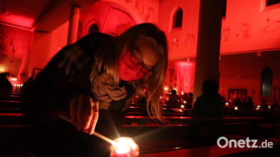 Stille, Innehalten, Beten und natürlich der Gesang standen bei der Nacht der Lichter in der Pfarrkirche St. Emmeram im Mittelpunkt. Die Pfarrkirche war in rotes Licht getaucht, ein ganz besonderes Erlebnis für die Gläubigen. Bild: wrm