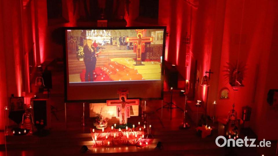 Der Altar war dekoriert mit Tüchern, Kerzen und dem Taizé-Kreuz. Bild: wrm