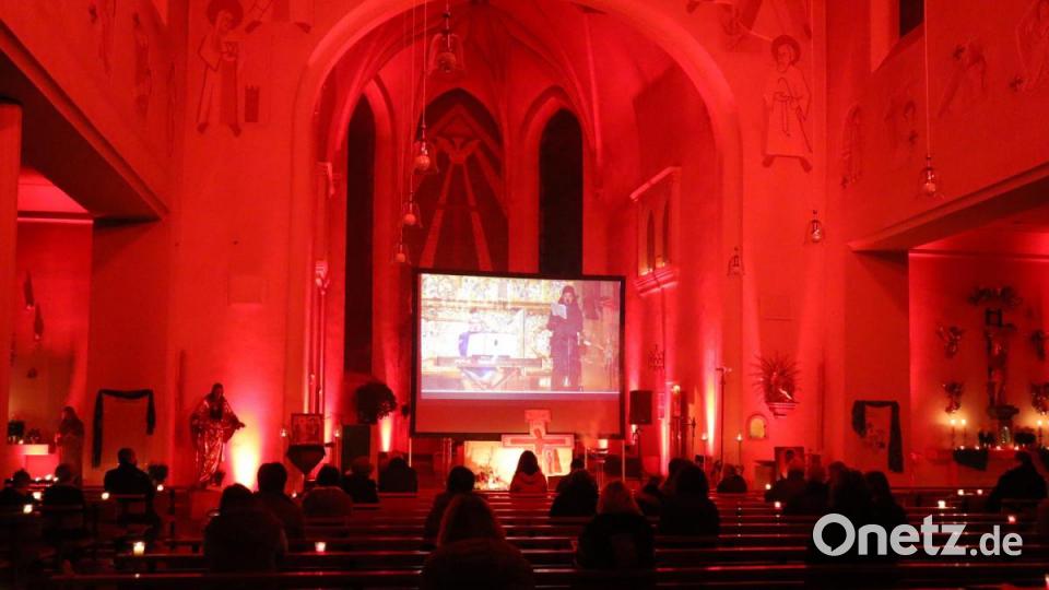 Die Kirche St. Emmeram wurde in rotes Licht getaucht. Es herrschte eine einzigartige Atmosphäre. Bild: wrm