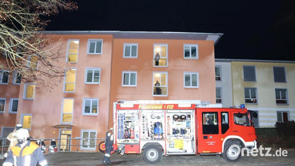 Feuerwehren aus der gesamten Umgebung waren bei dem Brand im Senioren-Servicehaus in Waldershof im Einsatz. Bild: rw