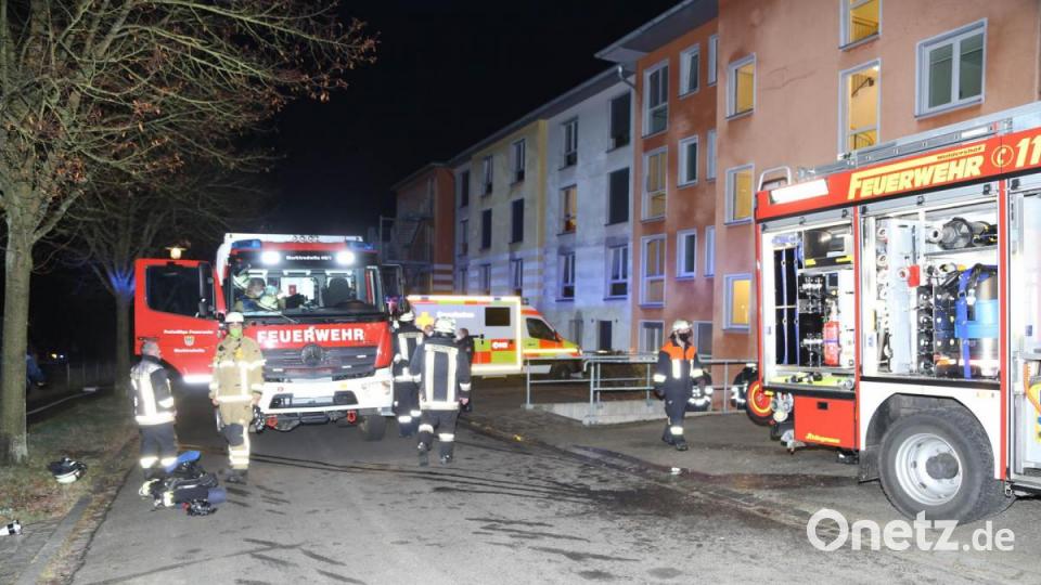 Insgesamt standen rings um das Altenheim 13 Feuerwehr- und zwölf Rettungsfahrzeuge. Bild: rw