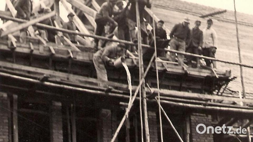 Bei den sicher sehr niedrigen Temperaturen war der nasse Dezember-Segen von oben zweifellos ein weniger schöner Gruß, mit dem der Handwerker die Vorbeigehenden und den Schulhof taufte. Bild: Archiv Werner Robl/wro