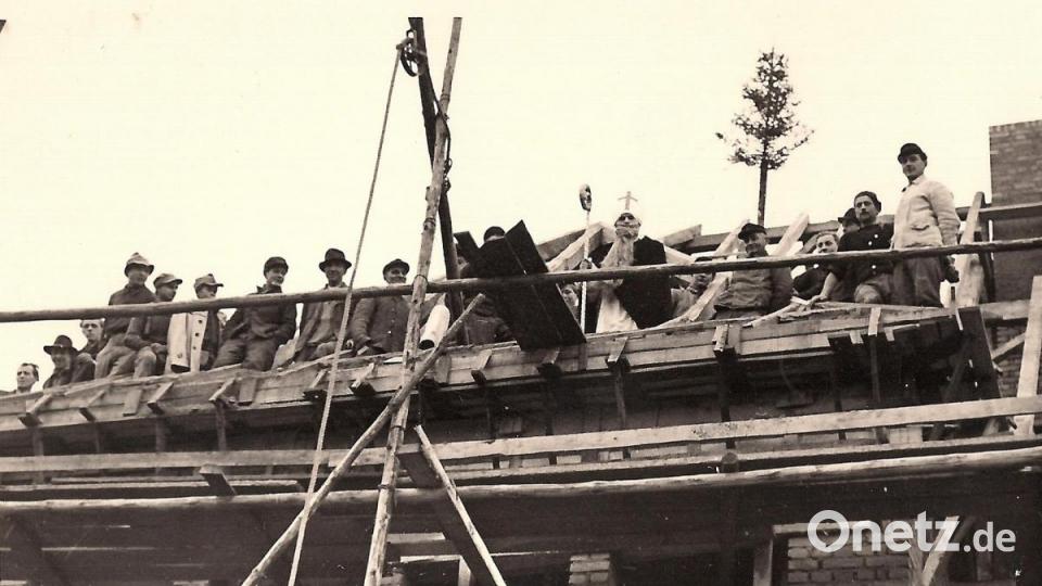 Zu einem besonderen Höhepunkt beim Richtfest wurde der Besuch des Nikolaus, der am 5. Dezember 1951 zwischen den neuen Schulhaus-Dachbalken auftauchte, um die Kinder zu beschenken. Bild: Archiv Werner Robl/wro