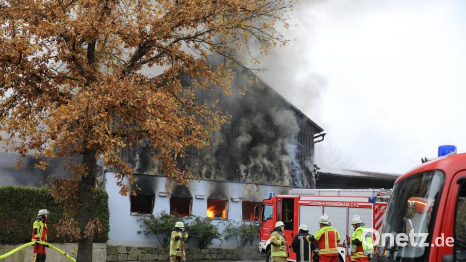 Rund 130 Feuerwehrleute waren am Einsatzort. Es dauerte rund zwei Stunden, bis das Feuer unter Kontrolle gebracht werden konnte. Bild: njn