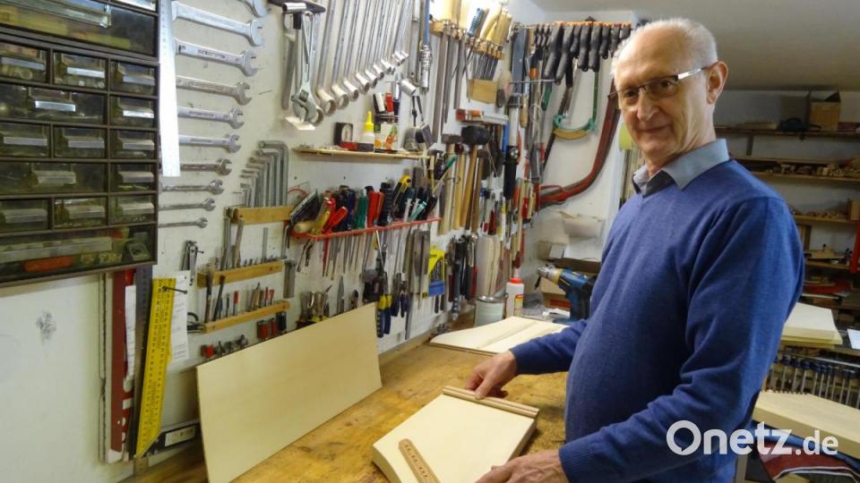 &quot;Ein Instrument zu bauen macht Freude&quot;, sagt Josef Luber zur Arbeit in seiner Kellerwerkstatt. Bild: hka