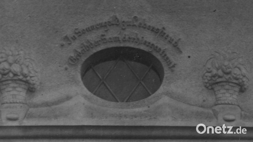 An die Inschrift am ehemaligen Ostportal „In Sonnengold zu Lebensfreud geheih der Sam, der hier gestreut“ erinnern nur noch alte Fotos in den Archiven. Bild: Archiv Werner Robl/wro