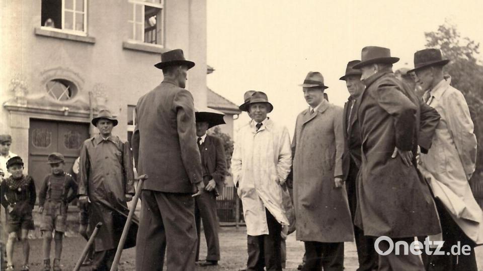 Der erste Spatenstich mit Vertretern der Gemeinde und des Landratsamtes fand im September 1951 statt. Im Hintergrund sieht man das ehemalige Hauptportal der alten Volksschule. Bild: Archiv Werner Robl/wro