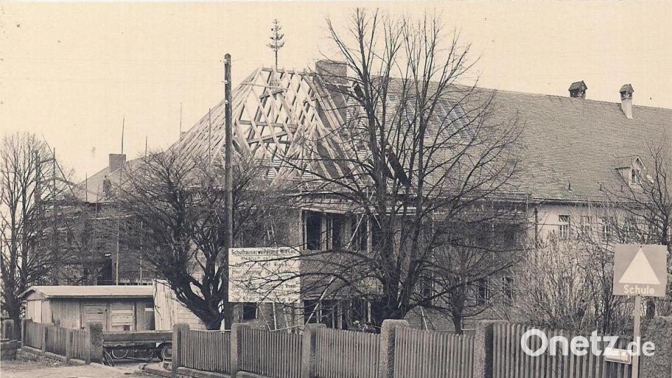 Am 5. Dezember 1951 wurde Richtfest gefeiert. Noch steht das Bäumchen am Dachbalken. Kurz danach machte man sich an die Dacheindeckung. Bild: Archiv Werner Robl/wro