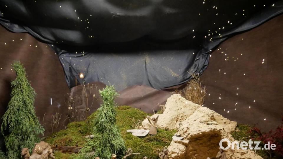 Diese Krippendarstellung in einer selbstgefertigten Höhle aus Ton haben Daniela und Markus Haberzett gestaltet. Bild: hmr