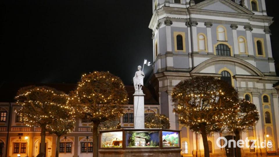 Besonders bei Dunkelheit kommen die Exponate in den beleuchteten und belüfteten Kästen gut zur Geltung und bilden zusammen mit den weihnachtlich geschmückten Bäumen um den Diepoldbrunnen sowie dem Christbaum vor der angestrahlten Basilika ein festliches Bild und Fotomotiv. Bild: hmr