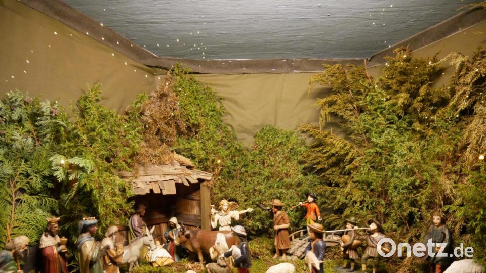 Diese Weihnachtskrippe mit offenem Stall haben Agnes Treml und Hans Zölch gestaltet und eingerichtet. Bild: hmr