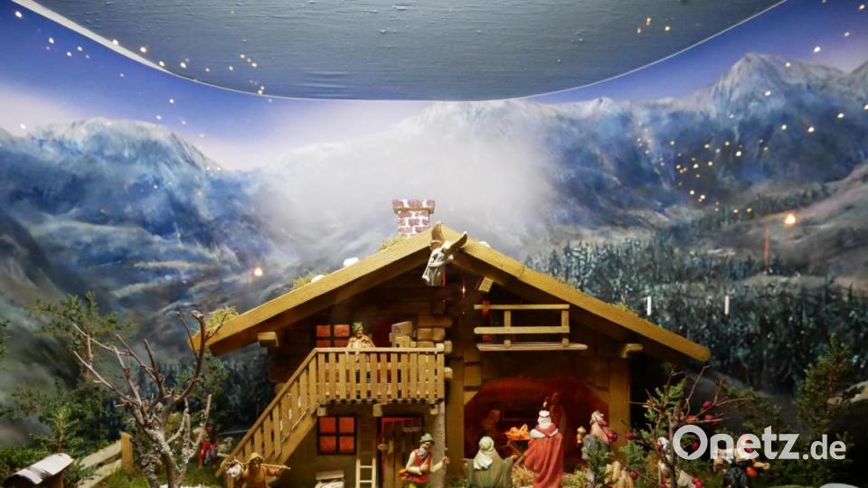 Den Stall dieser Weihnachtskrippe hat Anton Philipp aus Waldsassen vor über 20 Jahren selbst angefertigt. Die neuzeitlichen Figuren aus Masse bzw. Kunststoff haben seine Eltern in der Nachkriegszeit im Handel erworben. Bild: hmr
