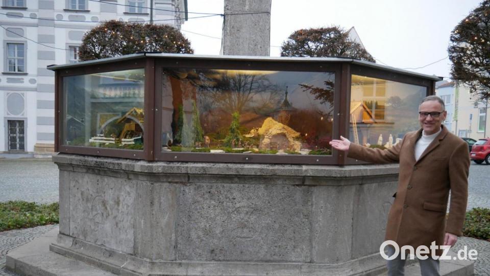 Sichtlich stolz präsentiert Bürgermeister Bernd Sommer die acht Krippen auf dem Diepoldbrunnen am Basilikaplatz. Bild: hmr