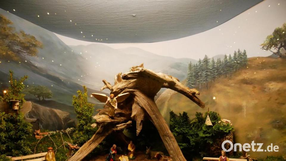 Diese alpenländische Krippe in einer Wurzelhöhle haben Daniela und Markus Haberzett mit Figuren aus Masse gestaltet. Bild: hmr