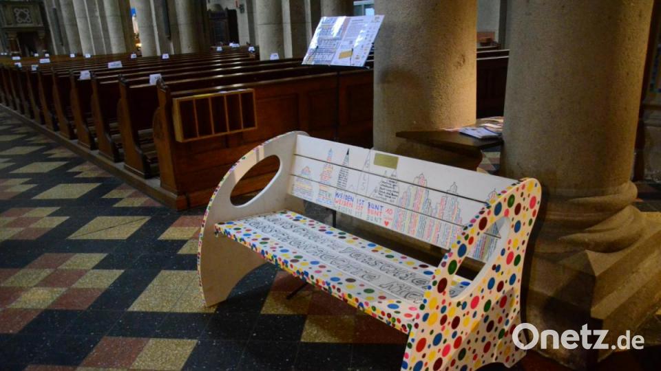 In der Josefskirche steht die Bank der Staatlichen Wirtschaftsschule. Seit Februar diskutierten an der Sebastianstraße Schulklassen und Projektgruppen über den Inhalt. Schlussendlich hatte man sich für die Themen Lockdown und Quarantäne in Schulen entschieden die hier auf Holz kreativ umgesetzt wurden. Bild: uz