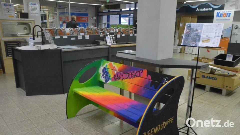 &quot;Die Bank ist so bunt, kreativ und facettenreich, wie wir es sind&quot;, steht auf dem Spickzettel bei Eisen Knorr. Dort ist die Arbeit der Jugendgruppe &quot;Kaleidoskop&quot; ausgestellt, die in vielen Farben und Details für die Vielfalt und Toleranz steht, die es zu unterstützten und schützen gelte. Bild: uz
