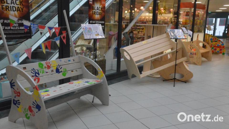 Künstlerisch gestaltete Bänke im City Center. Bild: uz