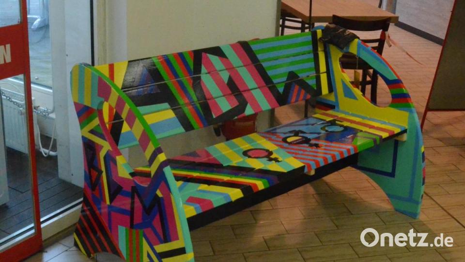 Das Augustinus-Gymnasium hat ihre Bank, die zurzeit im Eingangsbereich des Hagebaumarkts steht, für die Tape-Art-Technik entschieden. Damit wollten die Schüler unterstreichen, dass es an ihrer Schule ähnlich sei: Wie eine Tape Art aus unterschiedlichen Mustern bestehe, so bestehe die Schülerlandschaft aus Individuen. Bild: uz