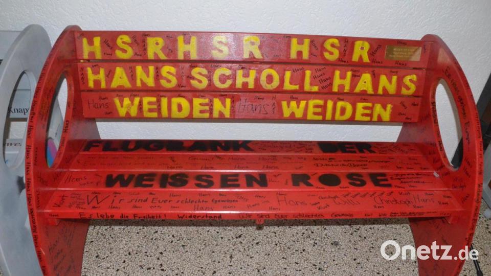 Hans Scholl und die Weiße Rose stemmten sich mit Flugblättern gegen die NS-Diktatur. Die Hans-Scholl-Realschule setzt diese Idee mit einer &quot;Flug-Bank&quot; fort, die derzeit in der Volkshochschule zu sehen ist. Die Schüler wollen mit dem Aufstellen ihrer Bank an das Vergangene erinnern und das Gewissen der Passanten ansprechen. Ein Hinweis: Richtig fliegen kann die Bank nicht. Bild: uz