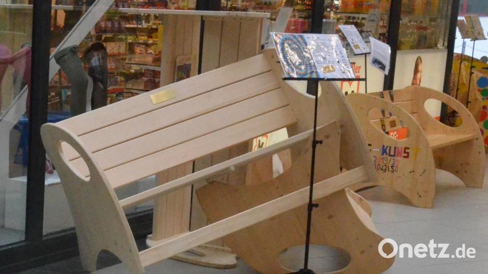 Farblich eher schlicht. Mit ihrer Bank hegt das Kepler-Gymnasiums die Absicht, ein kreatives Miteinander durch künstlerische Intervention zu schaffen, indem hier alternative Möglichkeiten an und für Sitzmöbel gefunden wurden, die Aufbau und Struktur einer gewöhnlichen Bank veränderten und damit das Thema &quot;Weiden ist bunt&quot; im Kern treffen. Die Bank steht im City Center. Bild: uz