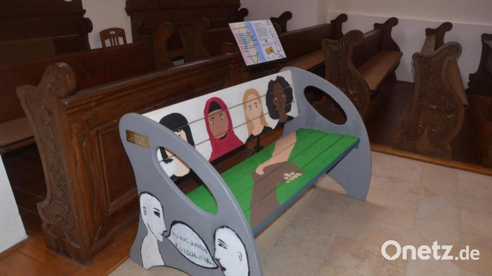 Die von der Sophie-Scholl-Realschule gestaltete Bank steht in der Michaelskirche. Die 9. Klasse &quot;Talentgruppe&quot; mit will mit ihrer Arbeit Solidarität zu Menschen aller Sexualitäten und jeden Geschlechts zeigen und den Zusammenhalt während der Coronazeit unterstreichen. Bild: uz