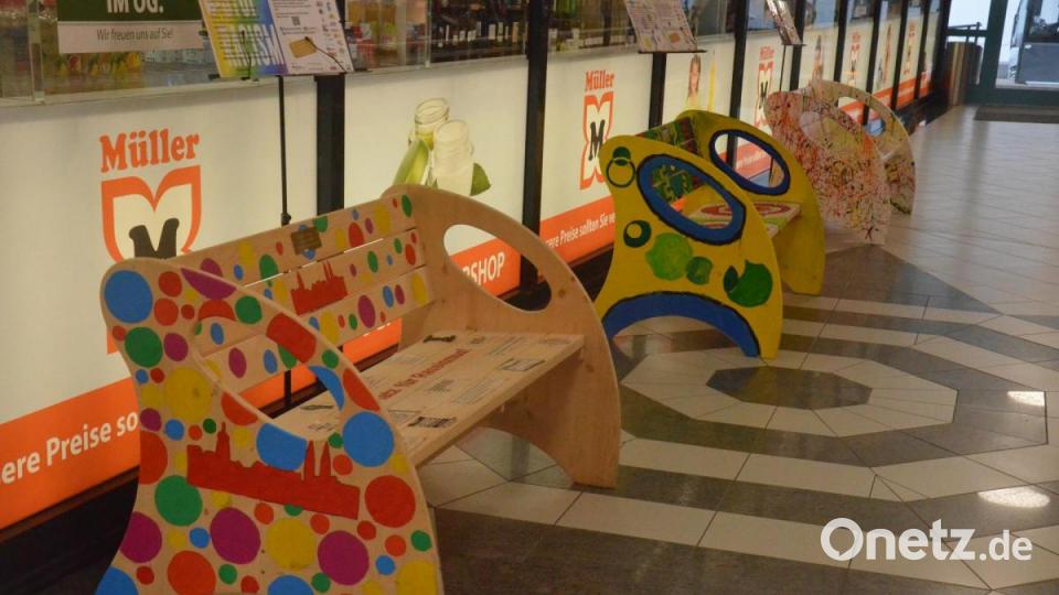 Künstlerisch gestaltete Bänke im City Center. Bild: uz
