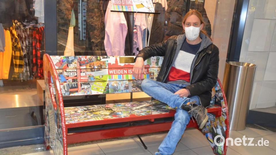 Er steht federführend hinter der Aktion: Nico Erhardt vom Jugendzentrum. Er sitzt auf der &quot;Weiden ist bunt&quot;-Bank im City Center. Bild: uz