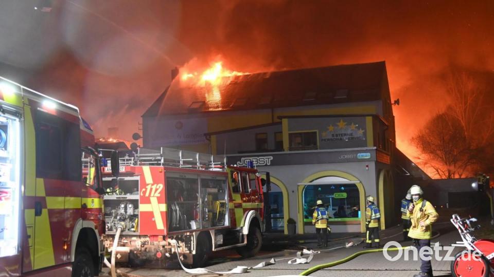 Auch dieses Geschäftsgebäude an der Bayreuther Straße brannte. Unter anderem sind dort die Büros des Vereins Schädel-Hirnpatienten in Not untergebracht, bei dem der ehemalige Landrat Armin Nentwig Bundesvorsitzender ist. Bild: gf