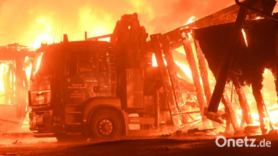 Dieser Lastwagen war vor den Flammen nicht mehr zu retten, die in der Nacht auf Dienstag in Amberg wüteten. Bild: gf
