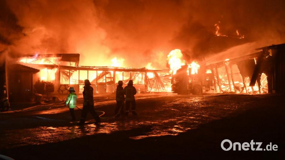 Über Stunden kämpften rund 100 Feuerwehrkräfte gegen den Brand an. Bild: gf