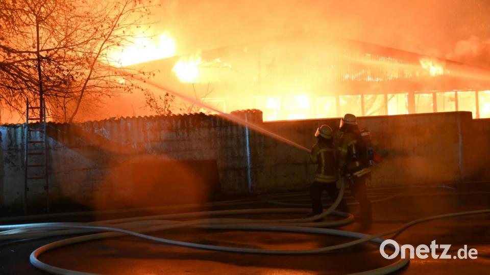 Über Stunden kämpften rund 100 Feuerwehrkräfte gegen den Brand an. Bild: gf