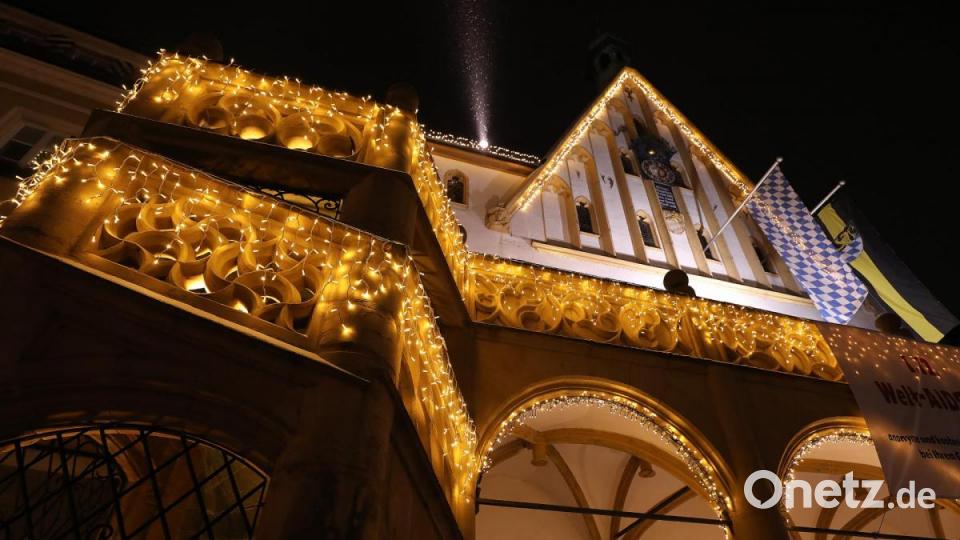 Das Rathaus mit weihnachtlichem Lichterschmuck. Bild: Wolfgang Steinbacher