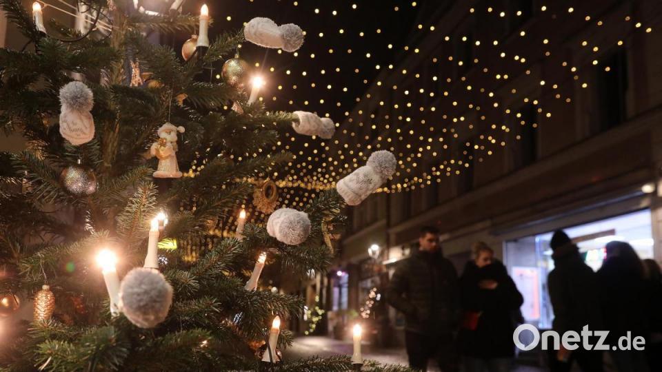 Zur Winterbeleuchtung in der Fußgängerzone gesellen sich in diesem Jahr auch unzählige Weihnachtsbäume, die manche Geschäfte auch hübsch geschmückt haben. Bild: Wolfgang Steinbacher