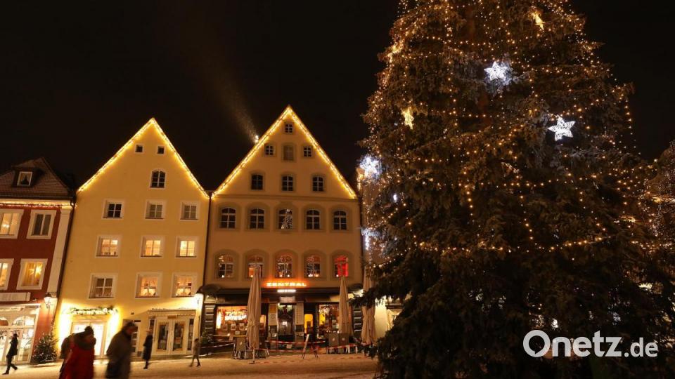 Im Advent leuchten auch die Giebel der Häuser am Marktplatz. Bild: Wolfgang Steinbacher