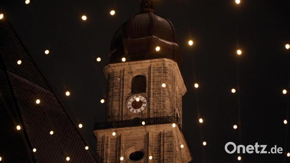 Alles eine Frage der Perspektive: Hier bekommt der Martinsturm seinen eigenen Sternenhimmel. Bild: Wolfgang Steinbacher