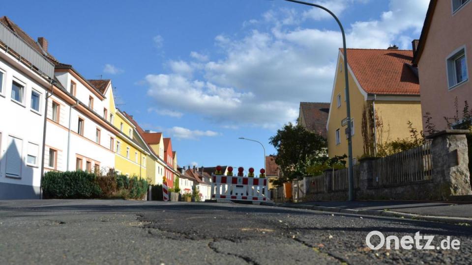 So sieht die Bäumlstraße im Dreifaltigkeitsviertel schon seit Jahrzehnten aus. Zwar wurden Schlaglöcher immer wieder entfernt, eine Erneuerung ließ aber bis jetzt auf sich warten. Bild: tk