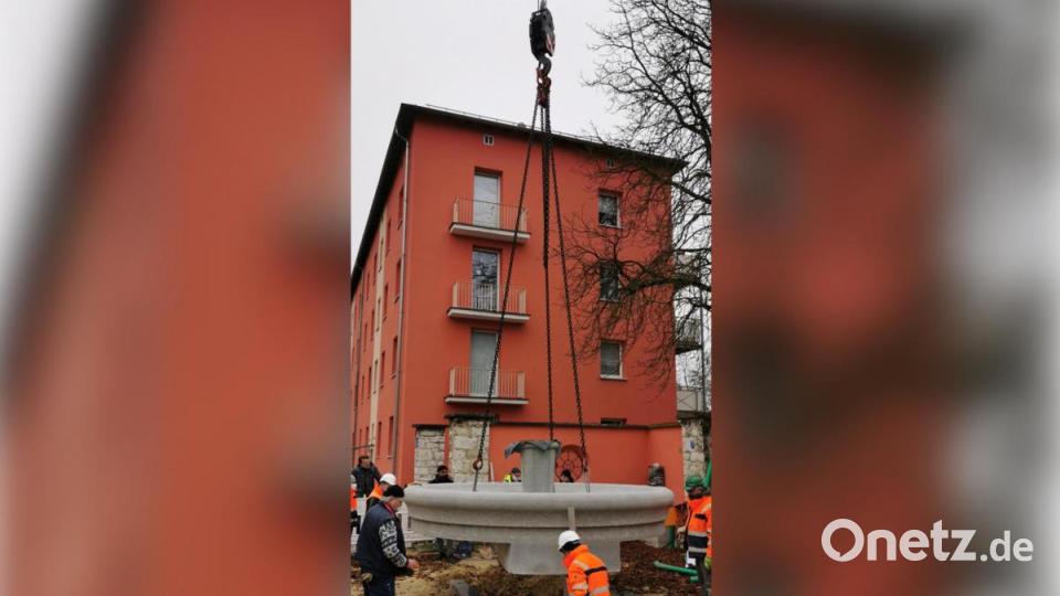 Ein Kran hievt die neuen Betonteile an ihren Platz. Bild: Stadt Amberg/Thomas Blank/exb