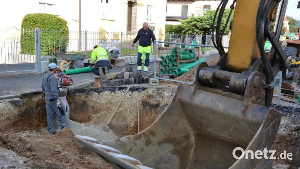 Die Straße wird nicht nur oberflächlich saniert. Dort, wo Schäden zu beheben sind, geht es auch in die Tiefe. Bild: tk