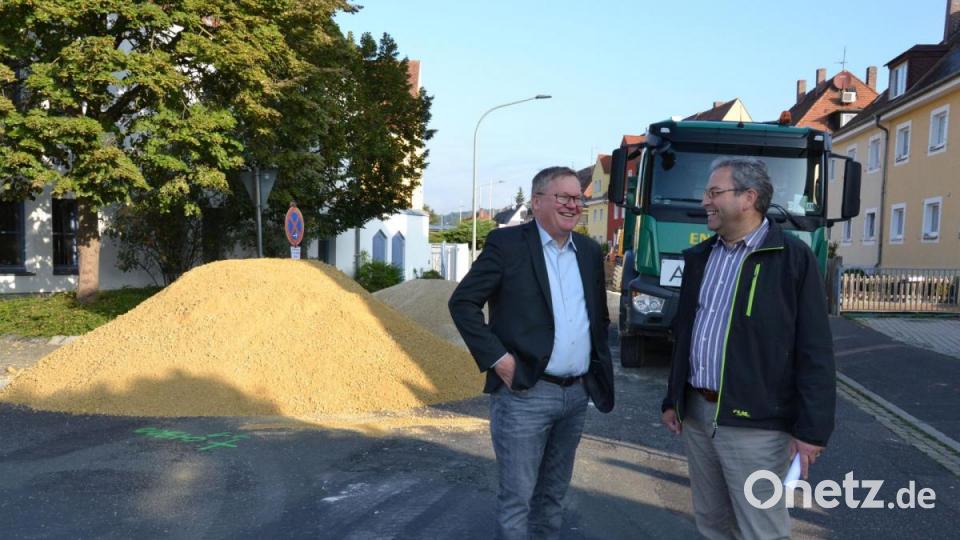 OB Michael Cerny (links) und Josef Setzer aus dem Tiefbauamt sind froh, dass die Bäumlstraße erneuert wird. Bild: tk