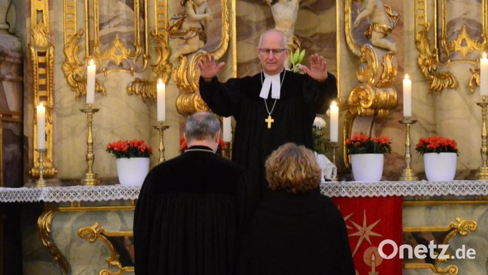 Regionalbischof Klaus Stiegler segnet das Ehepaar Thomas und Isolde Guba. Bild: uz