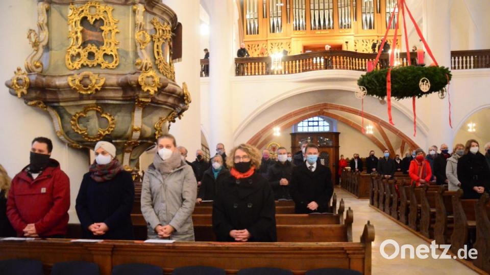 Coronabedingt durfte nur eine begrenzte Anzahl von Gottesdienstbesuchern, darunter links die Familie des neuen Dekans, der Amtseinführung beiwohnen. Bild: uz