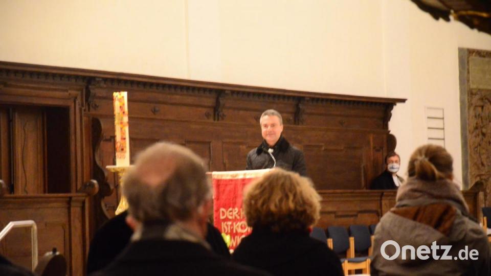 Stadtpfarrer Markus Schmid von St. Josef reicht seinem neuen Kollegen die Hand zur ökumenischen Zusammenarbeit. Bild: uz