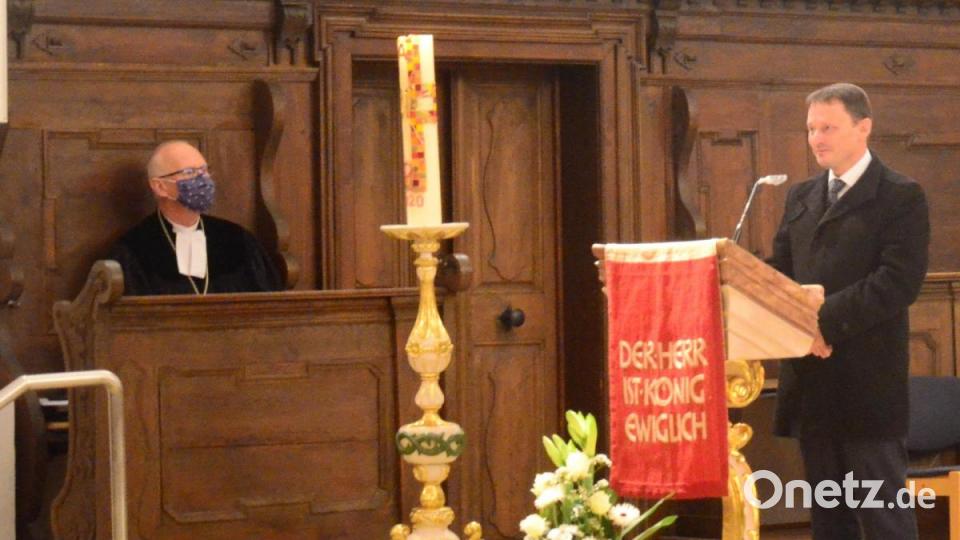 Auch Oberbürgermeister Jens Meyer heißt den neuen Dekan von St. Michael willkommen. Bild: uz